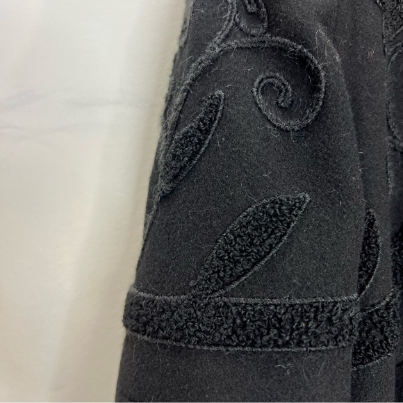 Black tailored embroidered belted fitted coat - Picture 10 of 11